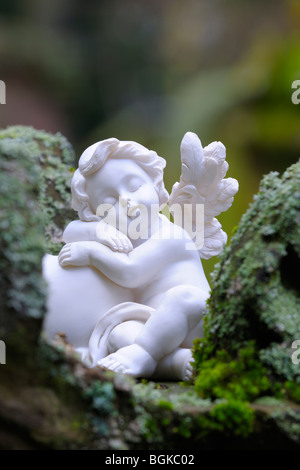 Angelo figurina fatti di argilla su pietre di muschio Foto Stock