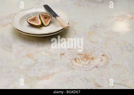 Fette di figura sulla piastra con osso coltello gestite e Jim Thompson tessuto design Foto Stock