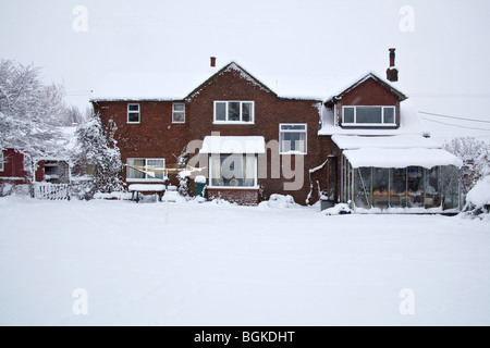 Coperta di neve casa di mattoni, Hampshire, Inghilterra. Foto Stock