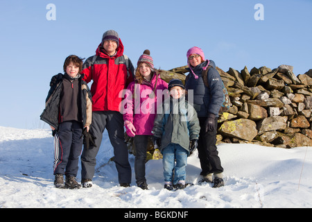 Una famiglia a spasso per Le Yorkshire Dales vicino a Settle Regno Unito. Foto Stock