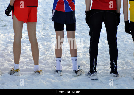 Ragazzi adolescenti sulla linea di partenza del cross-country gara di corsa in piedi nella neve REGNO UNITO Foto Stock