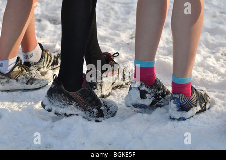 Le ragazze adolescenti sulla linea di partenza del cross-country gara di corsa in piedi nella neve, REGNO UNITO Foto Stock