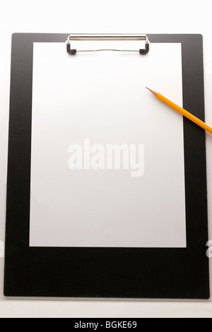 Appunti con fogli di carta bianca e una matita Foto Stock