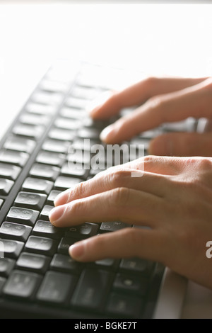 Persona che digita sulla tastiera Foto Stock