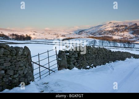 Una scena invernale, come neve coperchi superiore Wharfedale, guardando oltre la stalattite pareti verso Simon del posto di guida. Foto Stock