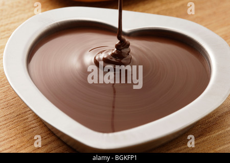 Il cioccolato in un cuore stampo sagomato Foto Stock