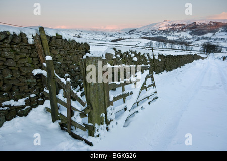 Una scena invernale, come neve coperchi superiore Wharfedale, guardando oltre la stalattite pareti verso Simon del posto di guida. Foto Stock