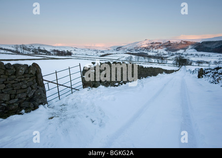 Una scena invernale, come neve coperchi superiore Wharfedale, guardando oltre la stalattite pareti verso Simon del posto di guida. Foto Stock