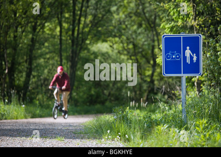 Segno di traffico di un ciclista in sella lungo il percorso ciclabile a Waimes, Sankt-Vith, Ardenne, Belgio Foto Stock