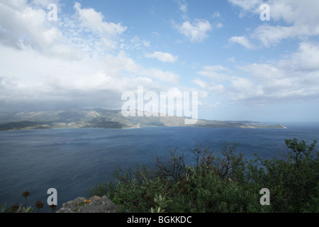 La Mirtoo al di là del mare Monemvasia Peleponnese Grecia Foto Stock