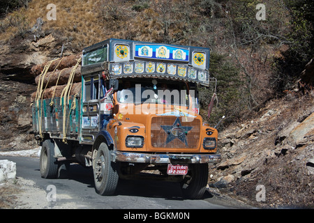 Decorate Tata carrello trasporto legname su i bhutanesi national highway, regione Bumthang, Bhutan Foto Stock