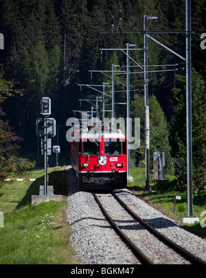 Swiss red Rhätische Bahn locomotore su binari ferroviari Foto Stock