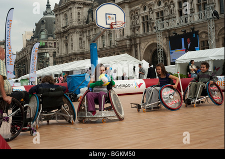 Parigi, FRANCIA - gruppo di studenti francesi handicappati, su sedia a rotelle, bambini che giocano a pallacanestro, esercizi per esigenze speciali, insegnamento dello sport ai bambini, parco sportivo all'aperto di Parigi Foto Stock