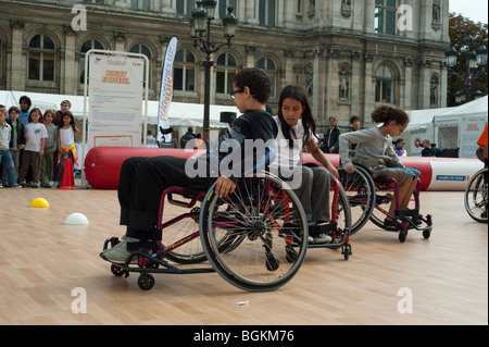 Parigi, FRANCIA - atleti francesi disabili insegnare ai bambini in Basketball Class a School Sports Day, special needs exercise, giovane ragazza francese adolescente, bambini Foto Stock