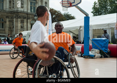 Parigi, FRANCIA - gli atleti francesi handicappati insegnano nella classe di pallacanestro al Rencontres EDF Handisport di Parigi. Attività fisica per esigenze speciali, parco sportivo all'aperto di Parigi su sedia a rotelle Foto Stock