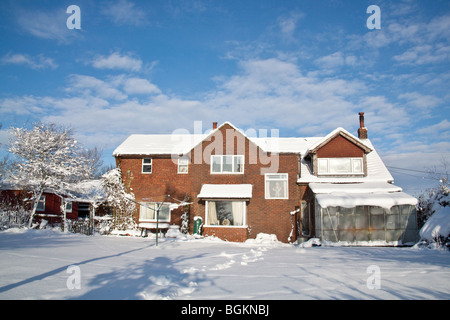 Coperta di neve casa di mattoni, Hampshire, Inghilterra. Foto Stock