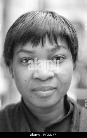 Facce di Londra; giovani afro-caraibica donna nelle sue venti fotografato in St James London REGNO UNITO Foto Stock