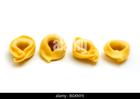 Tortellini (a forma di anello la pasta) su uno sfondo bianco Foto Stock