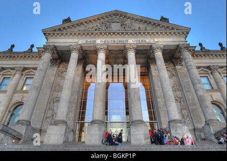 Iscrizione "em Deutschen Volke', per il popolo tedesco, e sollievo nel timpano sopra l'ingresso principale, Edificio del Reichstag Foto Stock