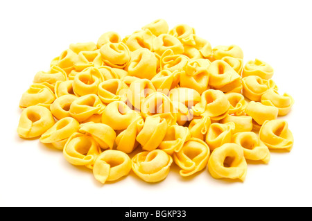 Tortellini (a forma di anello la pasta) su uno sfondo bianco Foto Stock