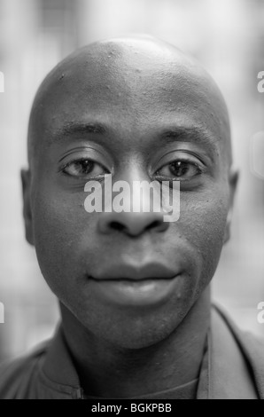 Facce di Londra- consegna giovane uomo fotografato in St James's London REGNO UNITO Foto Stock