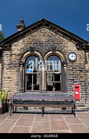 Stazione di Oakworth sulla ferrovia a vapore preservata Keighley & Worth Valley, Oakworth, West Yorkshire, Inghilterra, Regno Unito Foto Stock