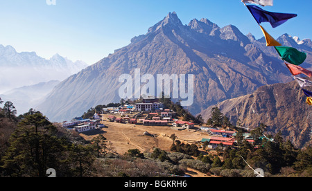 Bandiere di preghiera al di sopra di Tengpoche Monastero Regione Everest Himalaya Nepal Asia Foto Stock