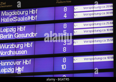 Treni in ritardo la visualizzazione a un Tedesco stazione ferroviaria Foto Stock