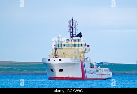 La guardia costiera del Regno Unito il traino in caso di emergenza nave nella baia di Inganess Kirkwall Orkney continentale. 5880 SCO Foto Stock