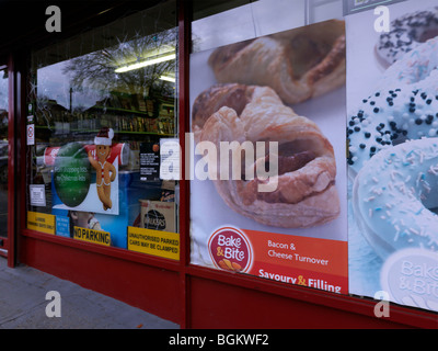 Negozio di fronte pubblicità biscotti Corner Shop Epsom Downs Surrey Foto Stock