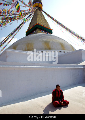 Donna seduta in meditazione da Bodhnath Stupa Kathmandu in Nepal Asia Foto Stock