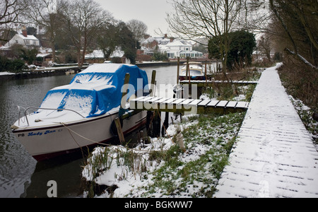 Barche ormeggiate sul fiume waveney beccles suffolk in inverno Foto Stock