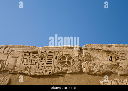 Rilievi sulla parete che mostra più tardi croce copta a Medinet Habu , tempio mortuario di Ramesse III, la riva occidentale del Nilo, Luxor, Egitto Foto Stock