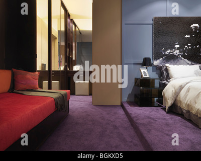 Viola, moquette in camera da letto moderna Foto Stock