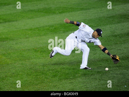 Robinson Cano dei New York Yankees tenta di fare un gioco contro il Phillies in gioco uno dei 2009 World Series Foto Stock