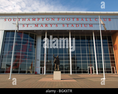 Statua di Santi ex giocatore e manager Ted Bates a Southampton Football Club Saint Mary's UK Foto Stock