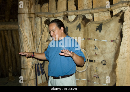 La guida turistica di Lakota Sioux è impiegata presso il villaggio indiano situato nel parco statale Abraham Lincoln, al confine con il South Dakota, vicino a Mandan ND Foto Stock