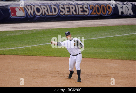 Alex Rodriguez #13 dei New York Yankees getta oltre alla prima base contro il Philadelphia Phillies in gioco uno dei 2009 W Foto Stock