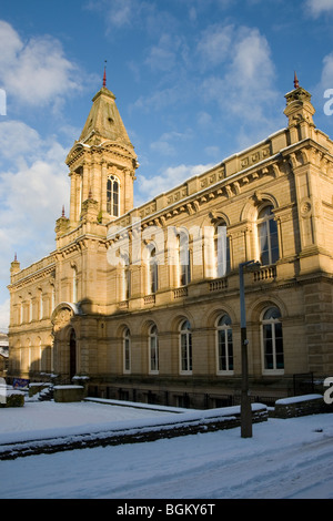 La neve circonda Victoria Hall di Saltaire, vicino a Bradford West Yorkshire Foto Stock