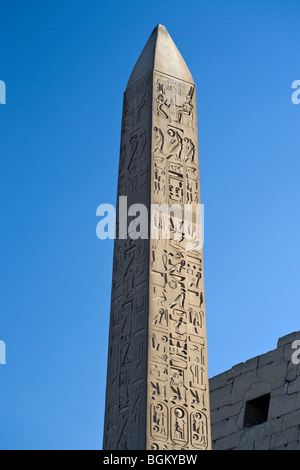 Il granito rosso obelisco di Ramesse II nella parte anteriore del primo pilone al Tempio di Luxor, Luxor, Egitto Foto Stock