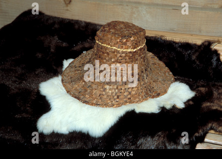 Cappello conico in tessuto di cedro su pellicce animali indossate dal popolo suquamish e da altre tribù lungo la foresta pluviale costiera dello stato di Washington Foto Stock