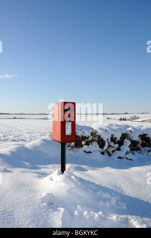 Un telecomando postbox nella neve. Foto Stock