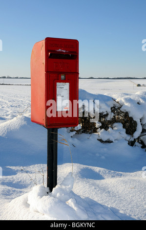 Un telecomando postbox nella neve. Foto Stock