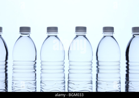 Bottiglie di acqua in fila Foto Stock