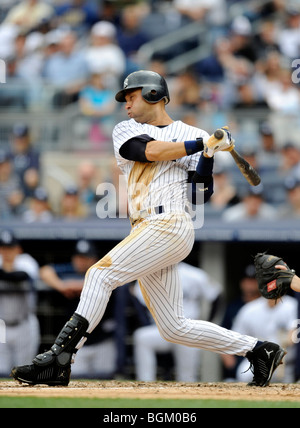 Derek Jeter #2 dei New York Yankees pipistrelli contro il Minnesota Twins su 16 Maggio 2009 allo Yankee Stadium Foto Stock