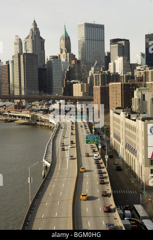 Guardando verso sud lungo la FDR Drive sul lato est di Manhattan lungo la East River dal Manhattan Bridge Foto Stock