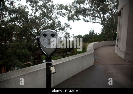 Una gettoniera piedistallo montato in modo binoculare attende turistico a un si affacciano alla Torre Coit in San Francisco California Foto Stock