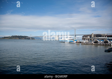 San Francisco - Oakland Bay Bridge dal Embarcadero, al di fuori del Ferry Building a San Francisco Foto Stock