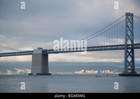 San Francisco - Oakland Bay Bridge dal Embarcadero, al di fuori del Ferry Building a San Francisco Foto Stock