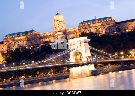 Il Ponte delle catene e il castello di Buda di notte, Budapest, Ungheria, Europa orientale Foto Stock